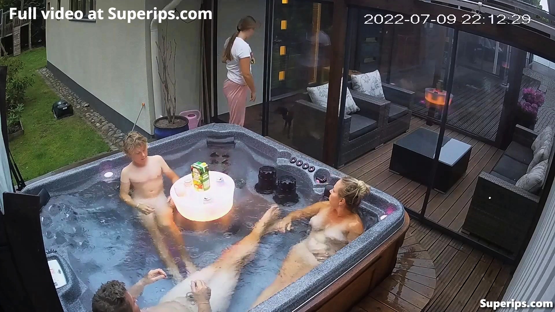 無料ハイデフィニションモバイルポルノビデオ - Ipcam - German Nudist Family Enjoys The Jacuzzi - - HD21.com