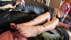 Amateur Foot Fetish Girlfriend Sucks and gives a Footjob