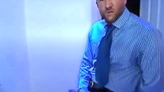 Empresario batendo punheta
