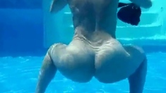 Curvy pawg strips and shakes her big booty underwater